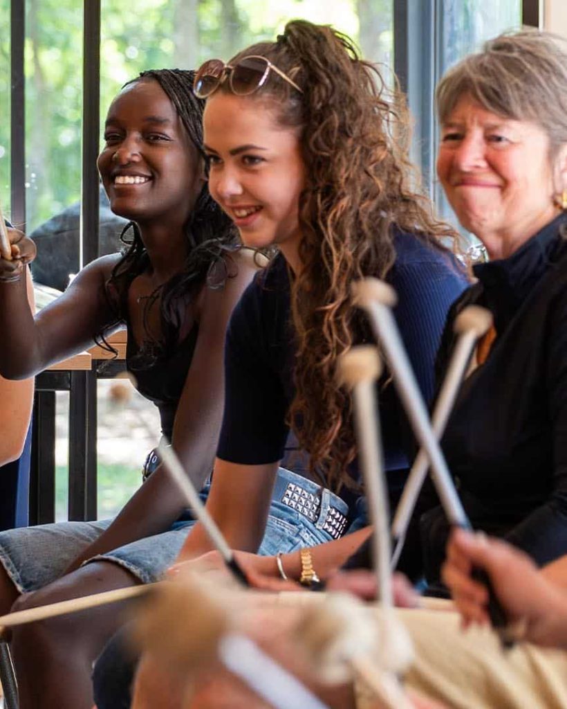 Deelnemers die de Workshop Caribbean Drums volgen