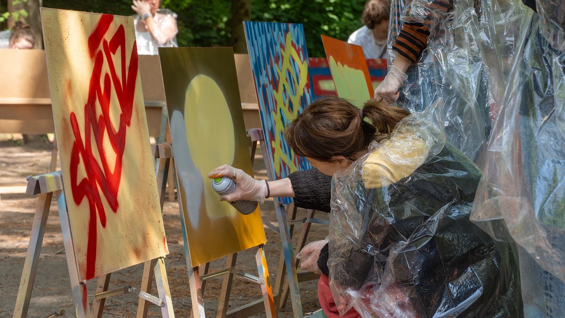 Deelnemers volgen de Workshop Graffiti tijdens de Nationale Onderwijsweek.