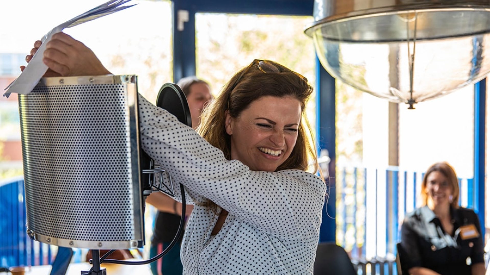 Deelnemer neemt een liedje op tijdens een origineel bedrijfsuitje en familieuitje.