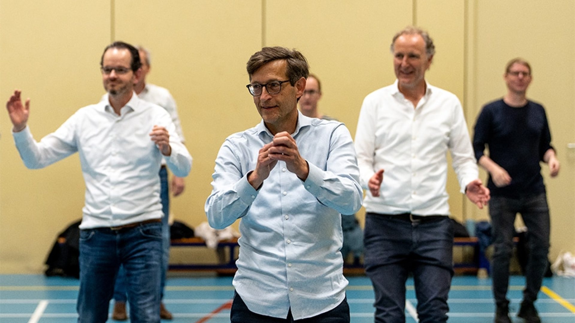 Deelnemers dansen tijdens een origineel teamuitje.