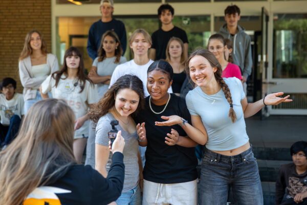 Deelnemers nemen de videoclip op tijdens het Videoclip Maken Kinderfeestje.